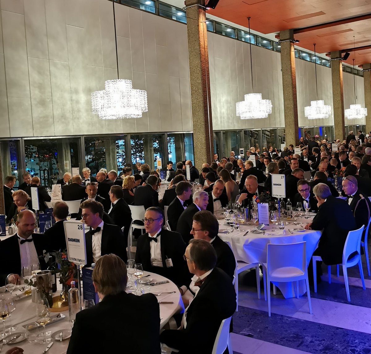 Zijn jullie klaar voor de spannende uitreiking van de Maritime Awards? In minder dan een uur gaan we samen met <a href="/jortkelder/">Jort Kelder</a> van start. Geniet nog even van het diner! 🍷

#maritimeawards