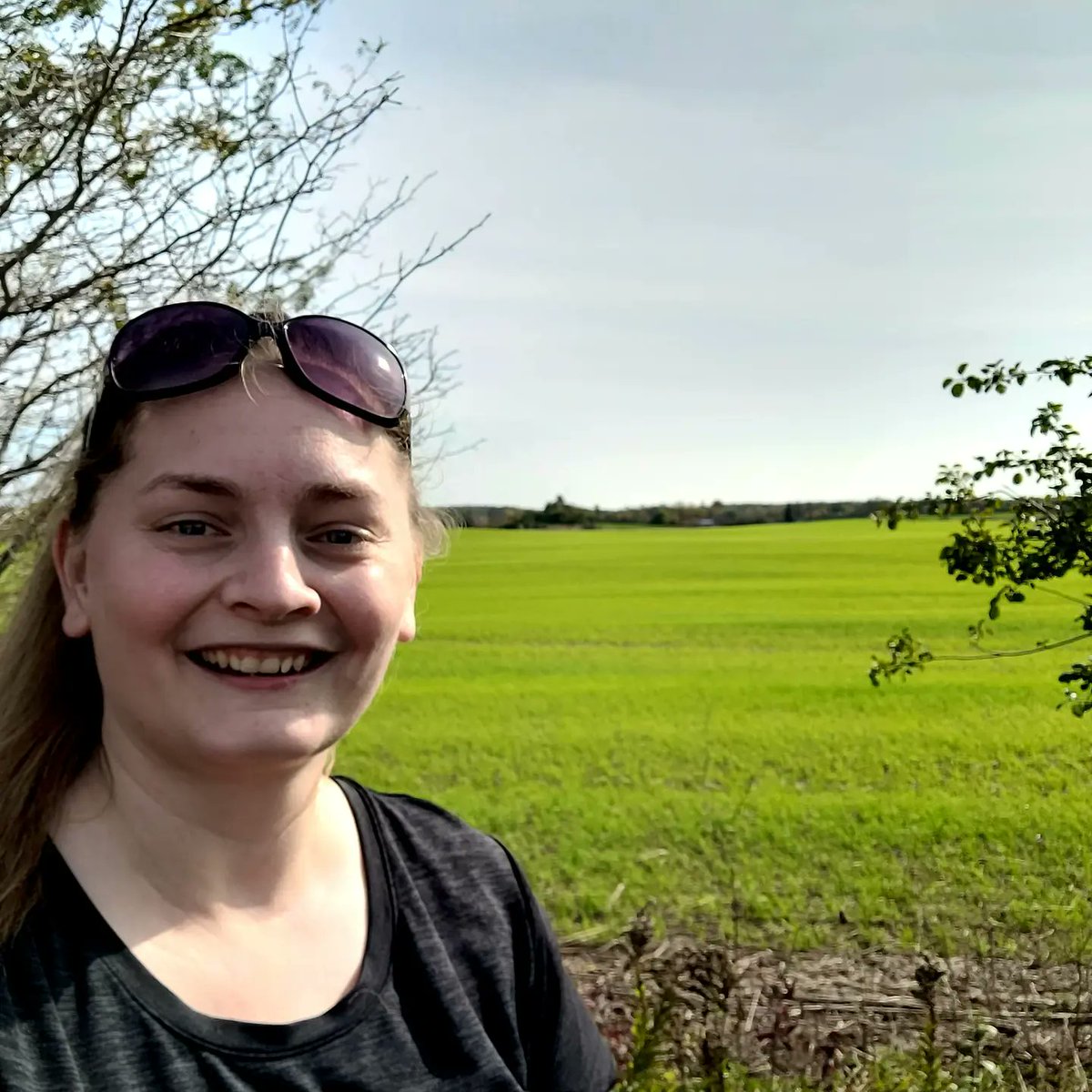 AgilitywAmanda's tweet photo. Can't believe how green these fields are π
#countryviews #countryselfie #greenfields #thankafarmer #countrylife #countrytime #natureselfie #naturephotos #selfie #canadianviews #ontarioviews #canadiangirl #countrygirl https://t.co/BwBsK44NNm