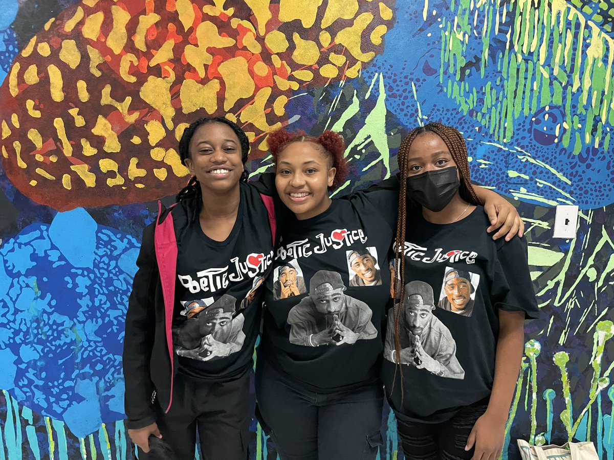 TAPrincipal's tweet photo. Kicking off Spirit Week with Twin Day! https://t.co/HNIZVClGeI