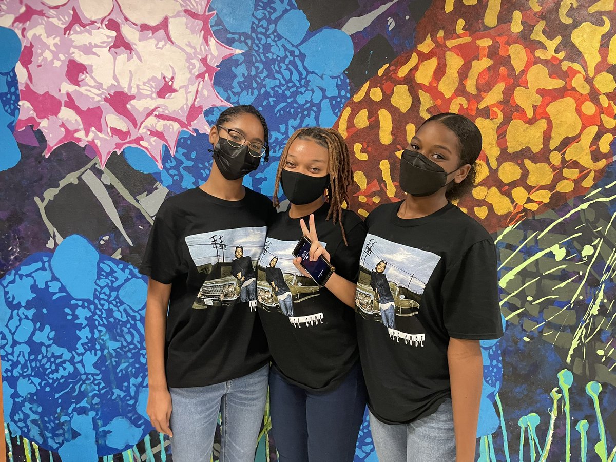 TAPrincipal's tweet photo. Kicking off Spirit Week with Twin Day! https://t.co/HNIZVClGeI