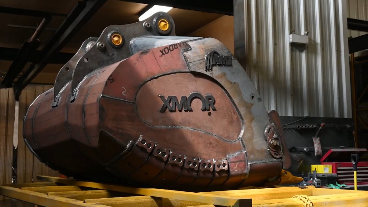 AMIAttachments's tweet photo. The AMI #XMOR Mining Bucket has 20% more capacity, and yet weighs up to 30% LESS than an average bucket. It's built to maximize suspended payload and fill trucks faster. The design features a curved structure for increased strength with minimal steel. https://t.co/1HxWj5ZE0X