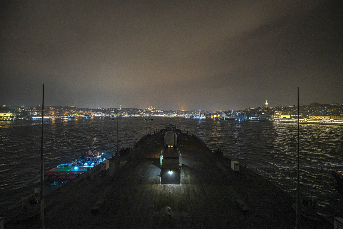 #USSMountWhitney (LCC 20) & staff arrived in Istanbul, Turkey for a port visit, Nov. 1. 🇺🇸 ⚓ 🇹🇷 

Later, Mount Whitney will join USS Porter (DDG 78) in the Black Sea to enhance collaboration between U.S. and NATO forces at sea.

Details: go.usa.gov/xerfA