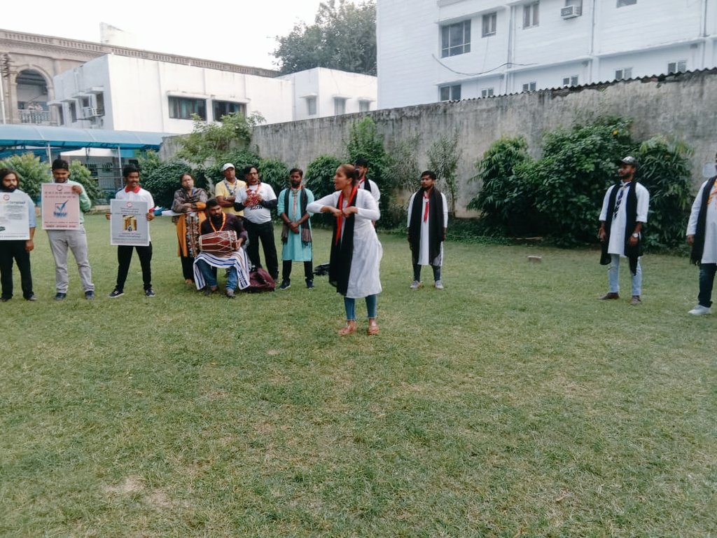 IMNishant27's tweet photo. उत्तर रे. भारत स्काउट्स एंड गाइड्स लखनऊ मंडल द्वारा आज सतर्कता जागरूकता सप्ताह के अंतिम दिन मंडल रेल प्रबंधक कार्यालय के प्रांगण में नुक्कड़ नाटक किया गया जिसमें @drm_lko की गरिमामय उपस्थिति रही जिसके माध्यम से लोगों को भ्रष्टाचार के प्रति जागरूक किया गया @SRDPONRLKO  @SrDOMLKO https://t.co/eMSEoOFb6j