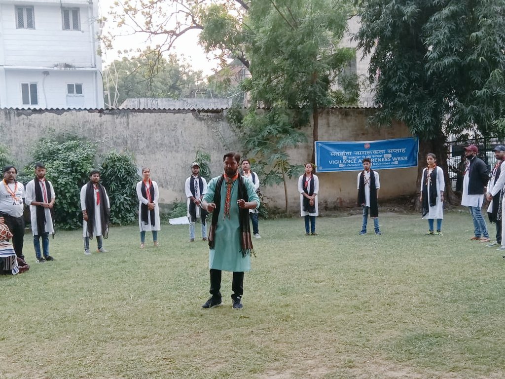 IMNishant27's tweet photo. उत्तर रे. भारत स्काउट्स एंड गाइड्स लखनऊ मंडल द्वारा आज सतर्कता जागरूकता सप्ताह के अंतिम दिन मंडल रेल प्रबंधक कार्यालय के प्रांगण में नुक्कड़ नाटक किया गया जिसमें @drm_lko की गरिमामय उपस्थिति रही जिसके माध्यम से लोगों को भ्रष्टाचार के प्रति जागरूक किया गया @SRDPONRLKO  @SrDOMLKO https://t.co/eMSEoOFb6j