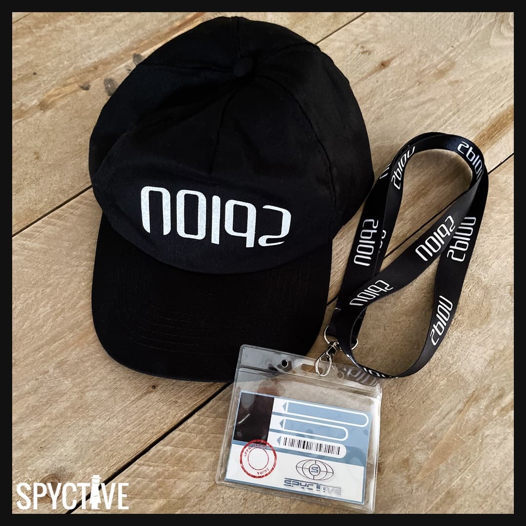 Een spionnenfeestje is natuurlijk helemaal af met spionnen accessoires zoals de Noi92 cap. Op de cap staat het logo van Noi92 (in spiegelbeeld spion). Bekijk de cap op de accessoires-pagina op onze website (zie link in bio).