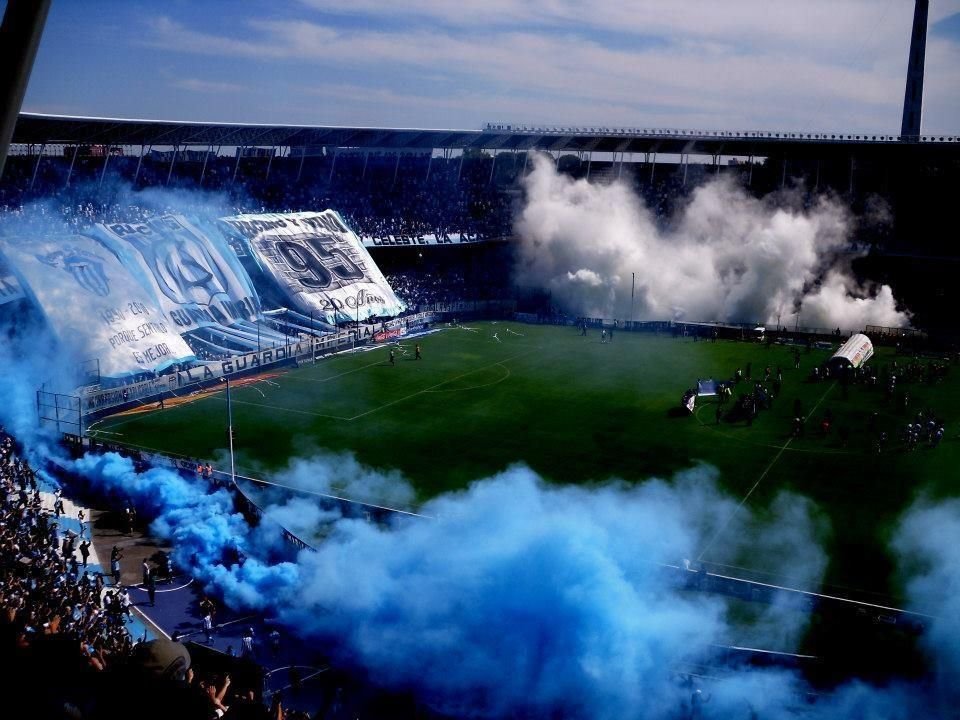 Si la nuestra es una hinchada diferente
No es amarga como la de independiente