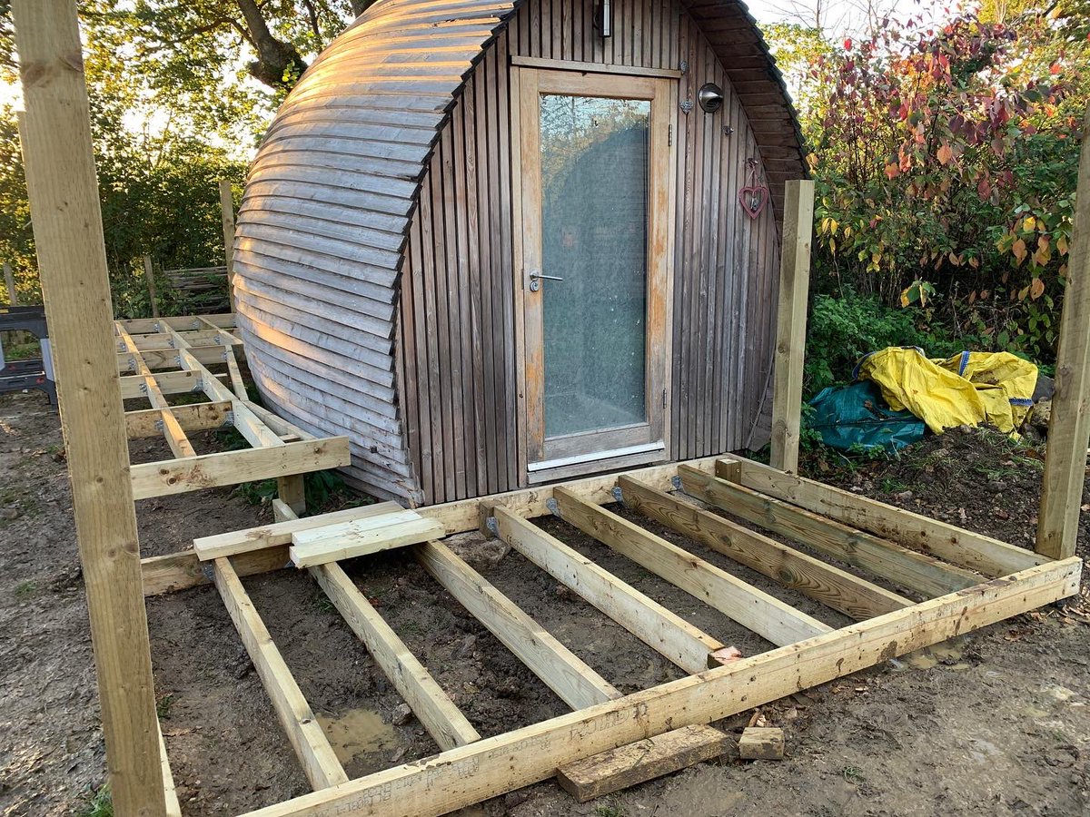FlatcapProjects's tweet photo. Flat Cap day today with @WiltshireWoodm1 @PearTreeWhitley finishing the second pod’s frame in the showers. Bit of a battlefield by the end but job’s a good ‘un. Back to the desk tomorrow. https://t.co/P2q9aCpCyd