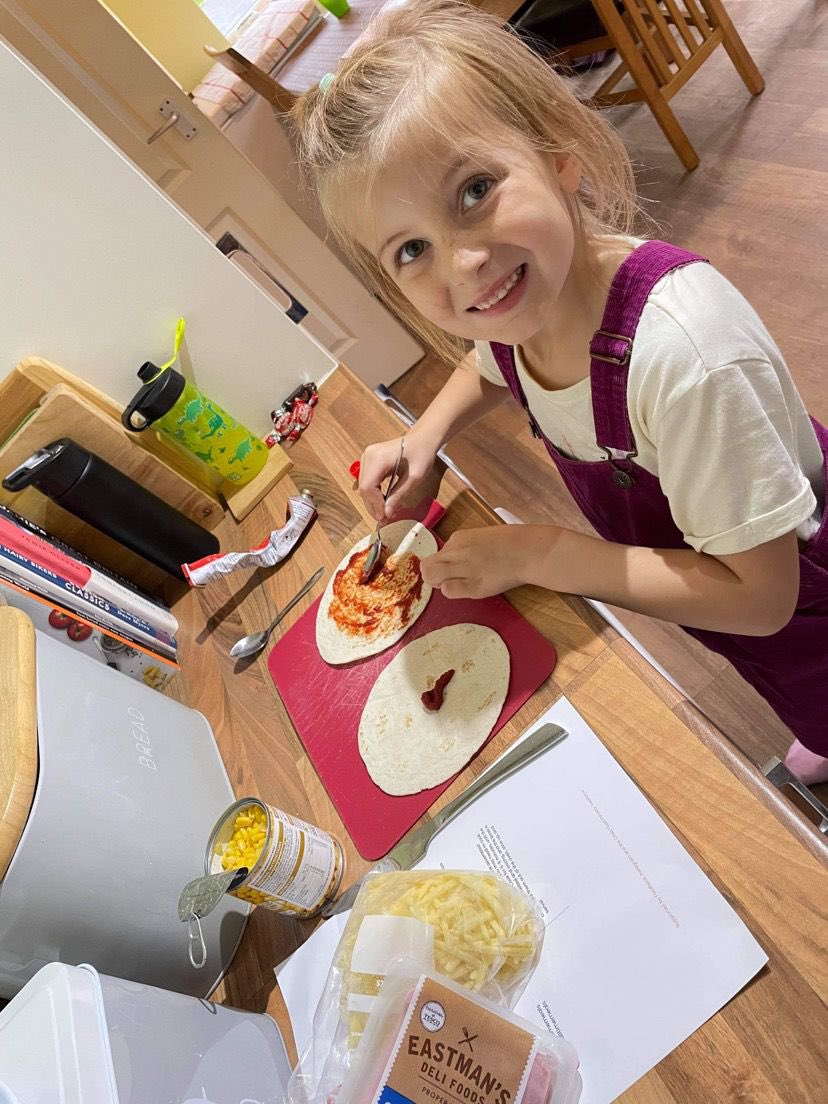MollysGift6's tweet photo. 🏠 HALF - TERM HOME FOOD ACTIVITY TASK 🦋

Inspired by #HAF2021 during our Oct camp we provided family’s with the ingredients to make a healthy tortilla pizza at home thanks to a recipe from @fulltimemeals 👏🏻

Amazing to see healthy activity’s transferring into family’s homes 🦋 https://t.co/S2kLsmBW78