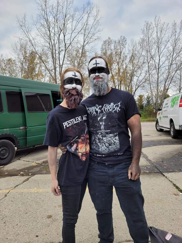 Pestilent666's tweet photo. Roach's girlfriend decided to dress like Roach for Halloween at our show with @Battlecross yesterday.
#metal #corpsepaint #HeavyMetal #deathmetal #blackmetal #halloween2021 #Halloween #SpookyScarySunday #spookyseason https://t.co/vDpzIPjUAC