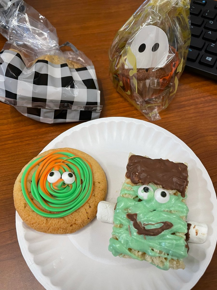 particlex's tweet photo. Halloween leftovers. I guess lunch will be fancy today. 👍🏻 #halloween #lunch https://t.co/9xOOwo9aki