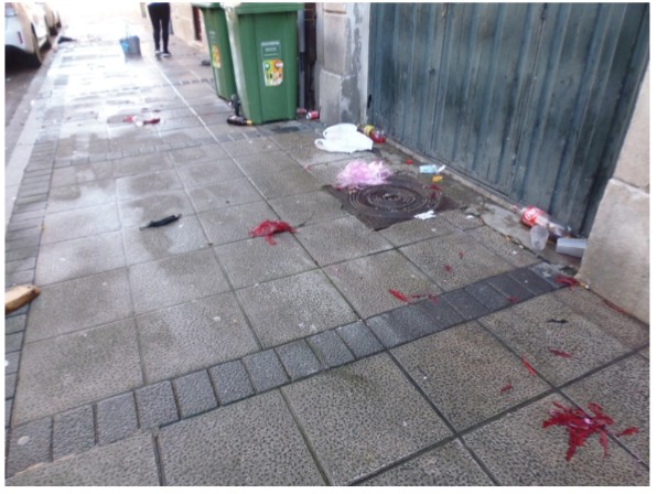 AAVVPomboCdio's tweet photo. Halloween de basura e incivismo. Ya no cabe más degradación en toda la zona de Puertochico y el Ensanche. https://t.co/1CdgGQXXzo https://t.co/oat1P2Ert8