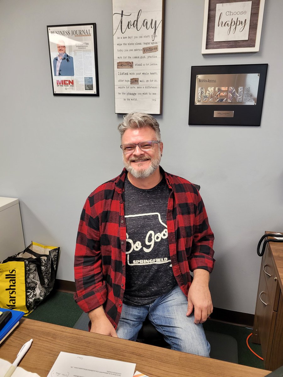 CaptainSGF's tweet photo. My staff at #CASASWMO dressed like me today at work and they were really spot on. ✔Giant earrings ✔Polka dots ✔Flannel ✔cape
MY OFFICE FAMILY IS THE BEST! ❤ https://t.co/MEUlYQOzt9 https://t.co/usjxsnLW1i