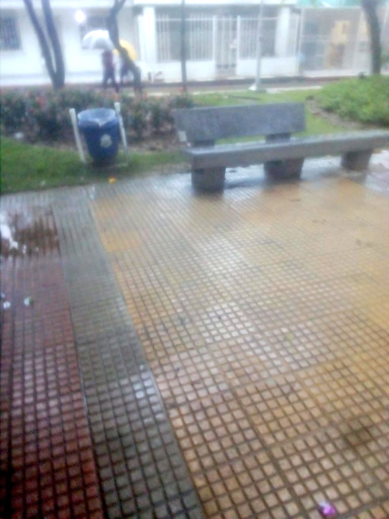 ADI_BQUILLA's tweet photo. Según estadísticas de las estaciones pluviométricas instaladas en las 5 localidades de Barranquilla, el de ayer fue el segundo aguacero ⛈ más fuerte de este semestre en la ciudad.

De acuerdo a esa información, la zona con mayores precipitaciones ☔  fue la Suroccidente. https://t.co/EHRihWWtUO