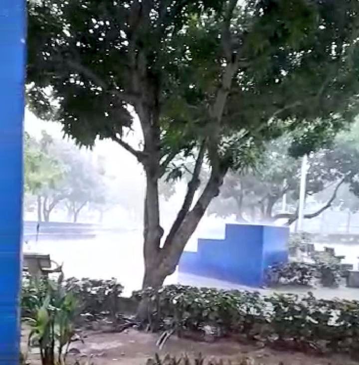 ADI_BQUILLA's tweet photo. Según estadísticas de las estaciones pluviométricas instaladas en las 5 localidades de Barranquilla, el de ayer fue el segundo aguacero ⛈ más fuerte de este semestre en la ciudad.

De acuerdo a esa información, la zona con mayores precipitaciones ☔  fue la Suroccidente. https://t.co/EHRihWWtUO