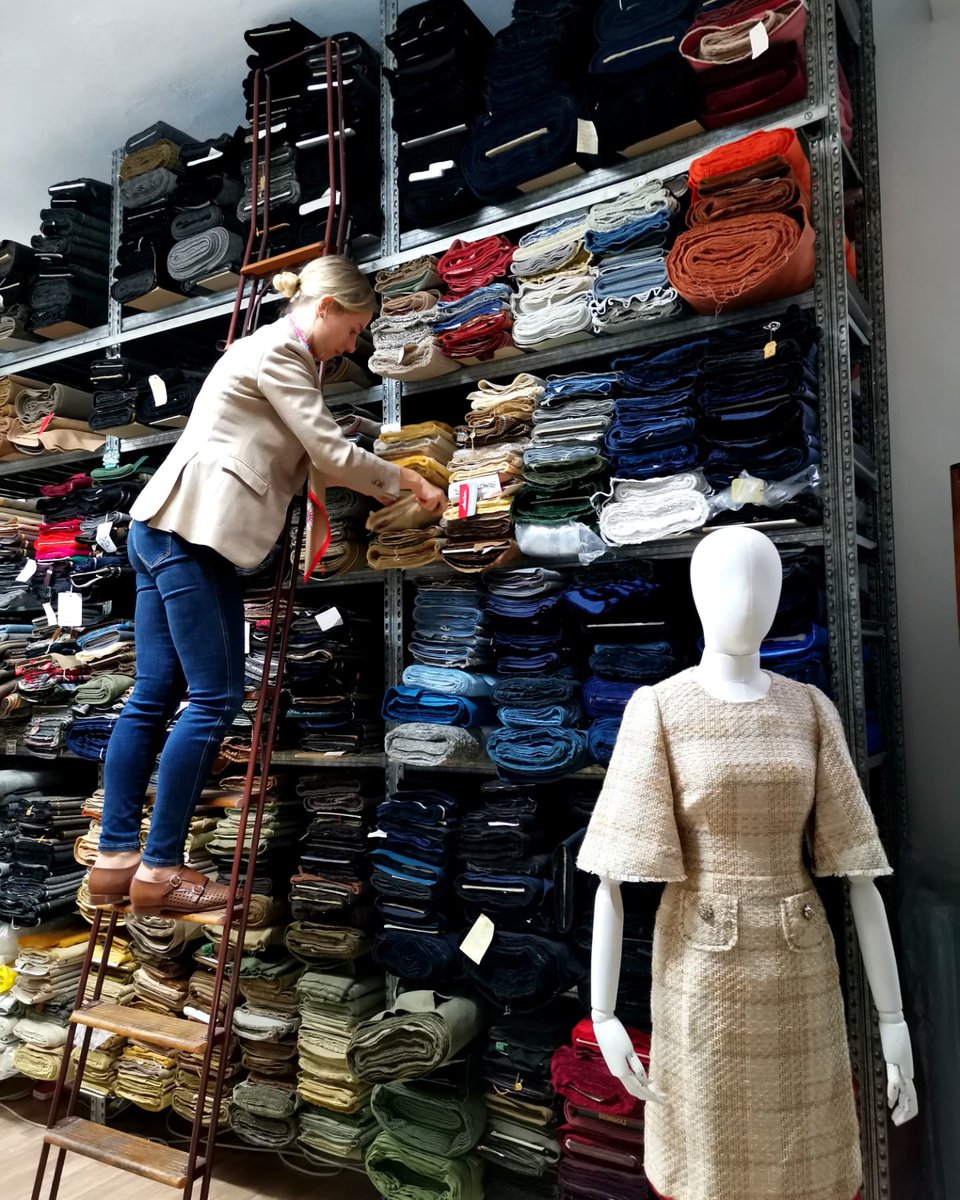 tomlee_inspired's tweet photo. Today in Italy, I did a wonderful meeting.
Laura, worked as a tailor for over 10 years, and opened his tailor house in Milan, in Italy.
Laura created my 2nd costume.
It's a typical italian costume in linen for the summer and high temperatures. 
Great tank's to Laura. https://t.co/KFW6a64C19