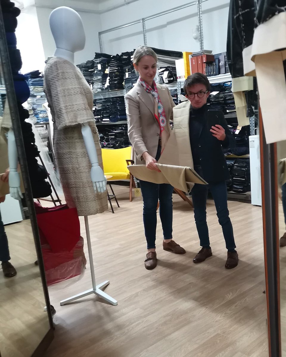 tomlee_inspired's tweet photo. Today in Italy, I did a wonderful meeting.
Laura, worked as a tailor for over 10 years, and opened his tailor house in Milan, in Italy.
Laura created my 2nd costume.
It's a typical italian costume in linen for the summer and high temperatures. 
Great tank's to Laura. https://t.co/KFW6a64C19