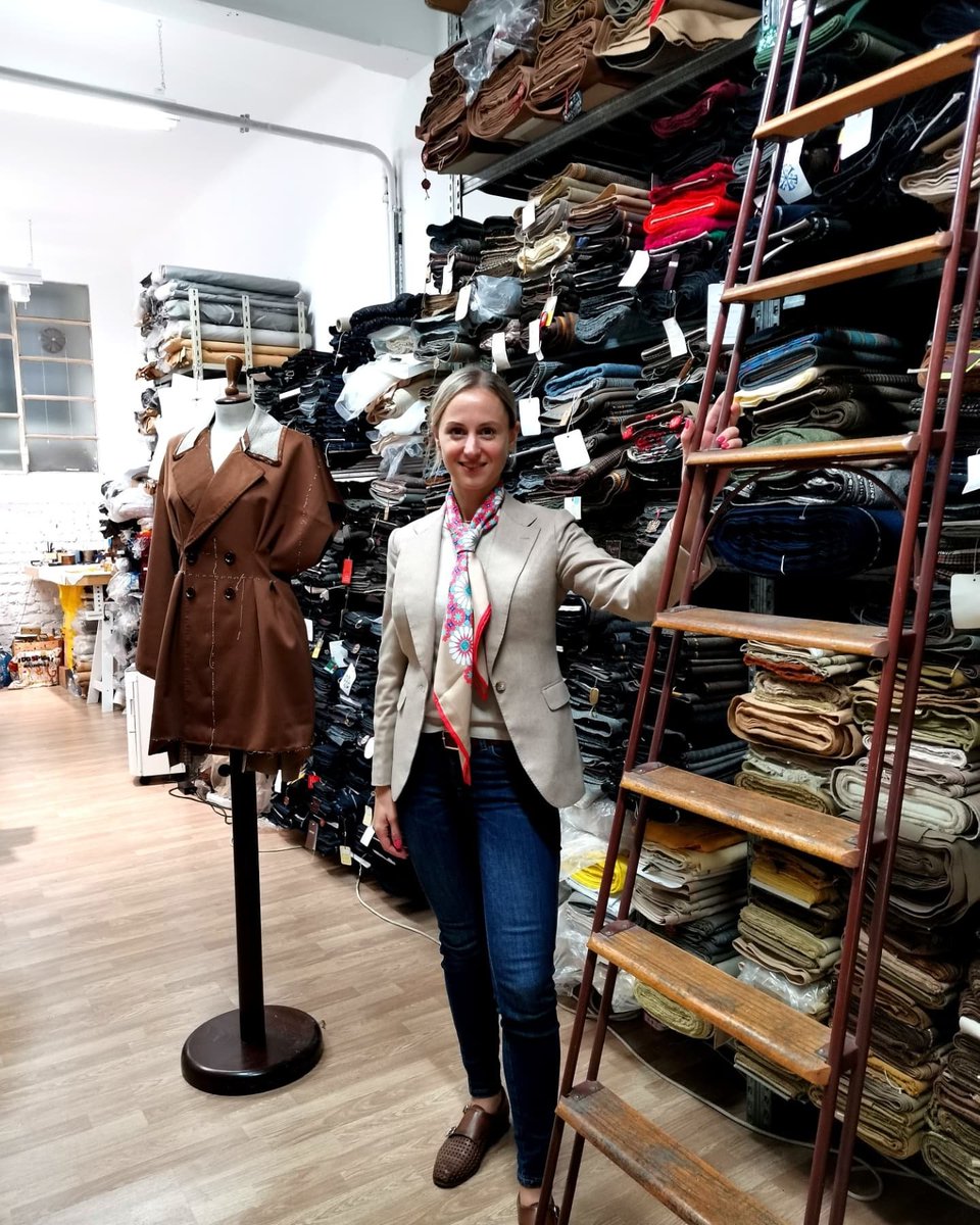 tomlee_inspired's tweet photo. Today in Italy, I did a wonderful meeting.
Laura, worked as a tailor for over 10 years, and opened his tailor house in Milan, in Italy.
Laura created my 2nd costume.
It's a typical italian costume in linen for the summer and high temperatures. 
Great tank's to Laura. https://t.co/KFW6a64C19