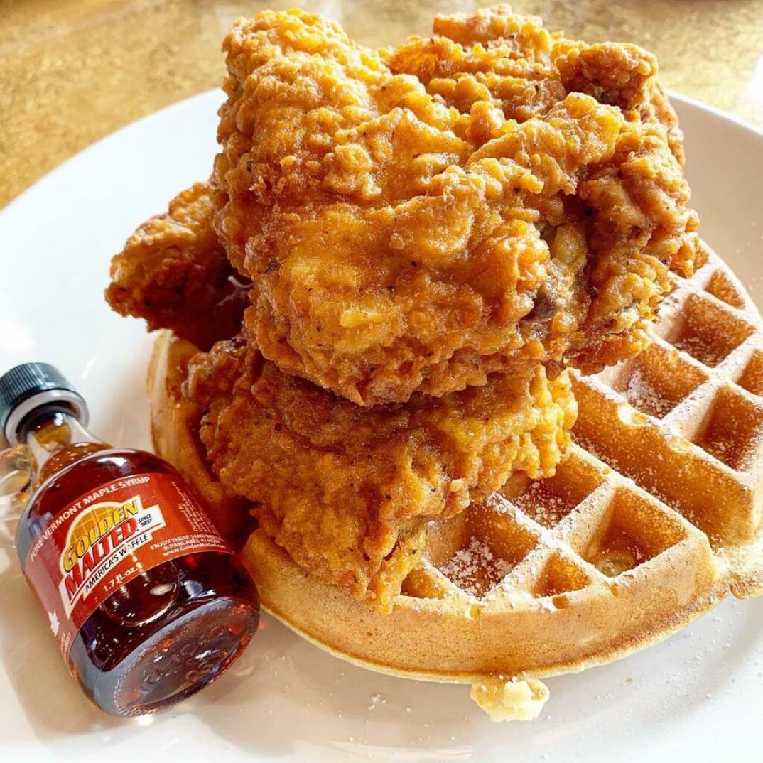 Chicken & Waffles 

#friedchicken #chicken #waffles #chickenandwaffles #friedchickenandwaffles #roscoes