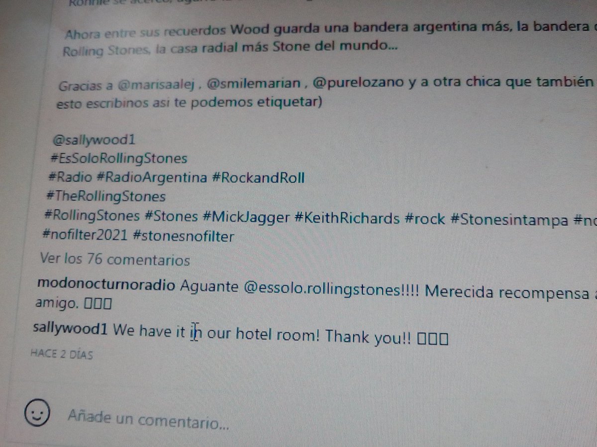 tonysoulman's tweet photo. Momento exacto en que @ronniewood levanta la bandera argentina que le dio Franco de @essolorolling en el show de Tampa y la respuesta de @SallyWood diciendo que tienen la bandera en la habitación. https://t.co/C4G9ubhlS9