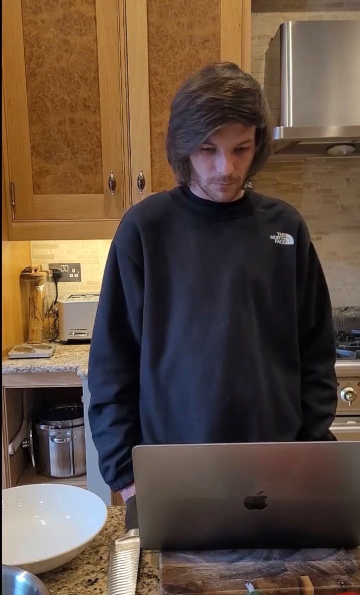 gimenezaylen_'s tweet image. yo viendo cómo de un día para otro eliminaron en google donde Louis salía como pareja de Harry: 
#Louis Tomlinson #HarryStyles #LarryStylinson