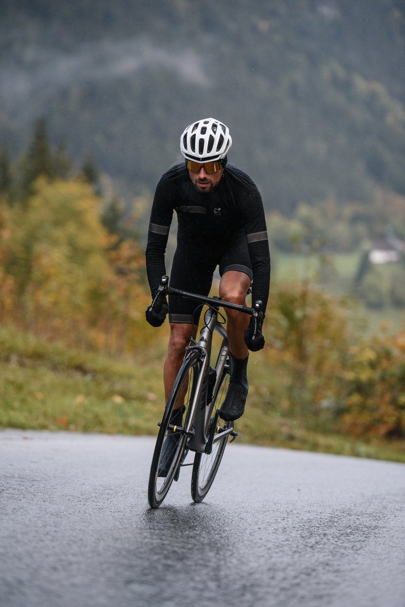 Kalaswear_es's tweet photo. Hemos tenido unos días de descanso con clima cambiante: sol, frío y lluvia. Las prendas Shark evitan tener que usar varias capas.
.
.
#RideOnStandOut #MyKalas #ProfessionalTested #Shark #RideInStyle #KalasSportsWear https://t.co/7mID4ngjLQ