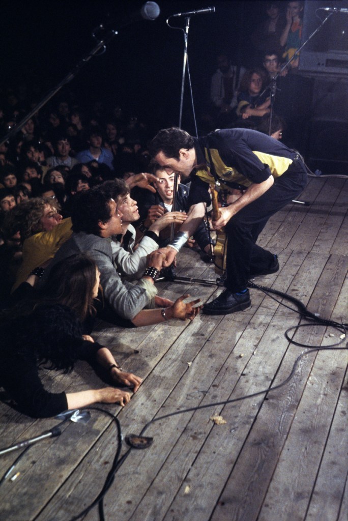 PunKandStuff's tweet photo. Joe Strummer interacting with #Clash fans at Piazza Maggiore, Bologna, Italy, on June 1st, 1980.

photo and info via the book 'Bologna 1980' https://t.co/kdIRaaCdsM