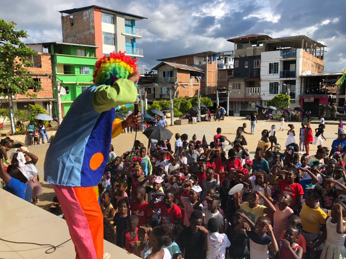 FuerzaFtc's tweet photo. #AEstaHora en el Corregimiento de Bocas de Telembí Municipio de Roberto Payàn #Nariño nuestros soldados del Batallón de despliegue rápido N°6 realizan actividades lúdico recreativas a los niños y niñas del sector en el #DiaDelDulce
#FelizHalloween
#LaVictoriaEsDeTodos https://t.co/WEynZ5Dyq7