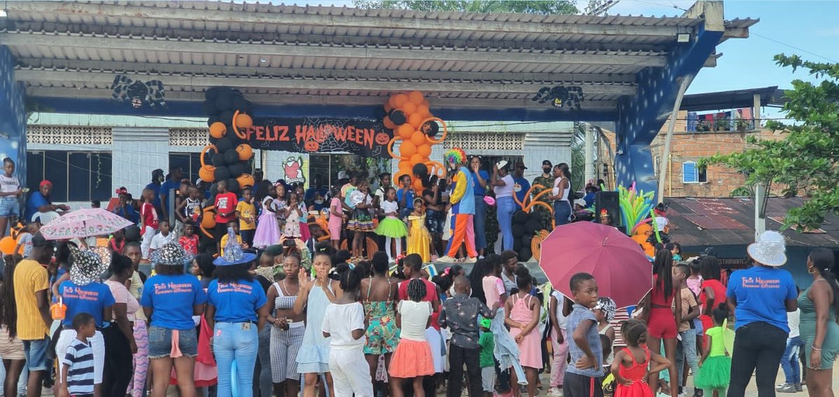 FuerzaFtc's tweet photo. #AEstaHora en el Corregimiento de Bocas de Telembí Municipio de Roberto Payàn #Nariño nuestros soldados del Batallón de despliegue rápido N°6 realizan actividades lúdico recreativas a los niños y niñas del sector en el #DiaDelDulce
#FelizHalloween
#LaVictoriaEsDeTodos https://t.co/WEynZ5Dyq7