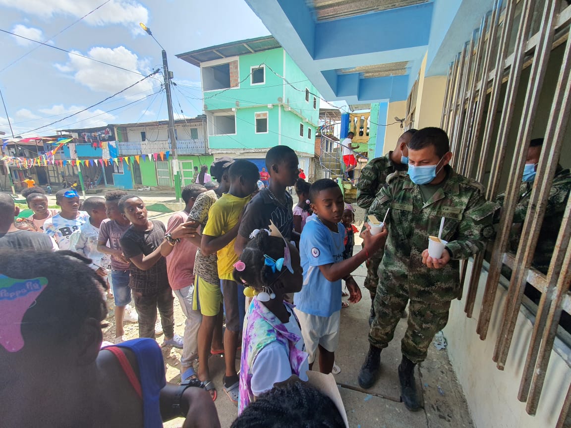 FuerzaFtc's tweet photo. #AEstaHora en el Corregimiento de Bocas de Telembí Municipio de Roberto Payàn #Nariño nuestros soldados del Batallón de despliegue rápido N°6 realizan actividades lúdico recreativas a los niños y niñas del sector en el #DiaDelDulce
#FelizHalloween
#LaVictoriaEsDeTodos https://t.co/WEynZ5Dyq7