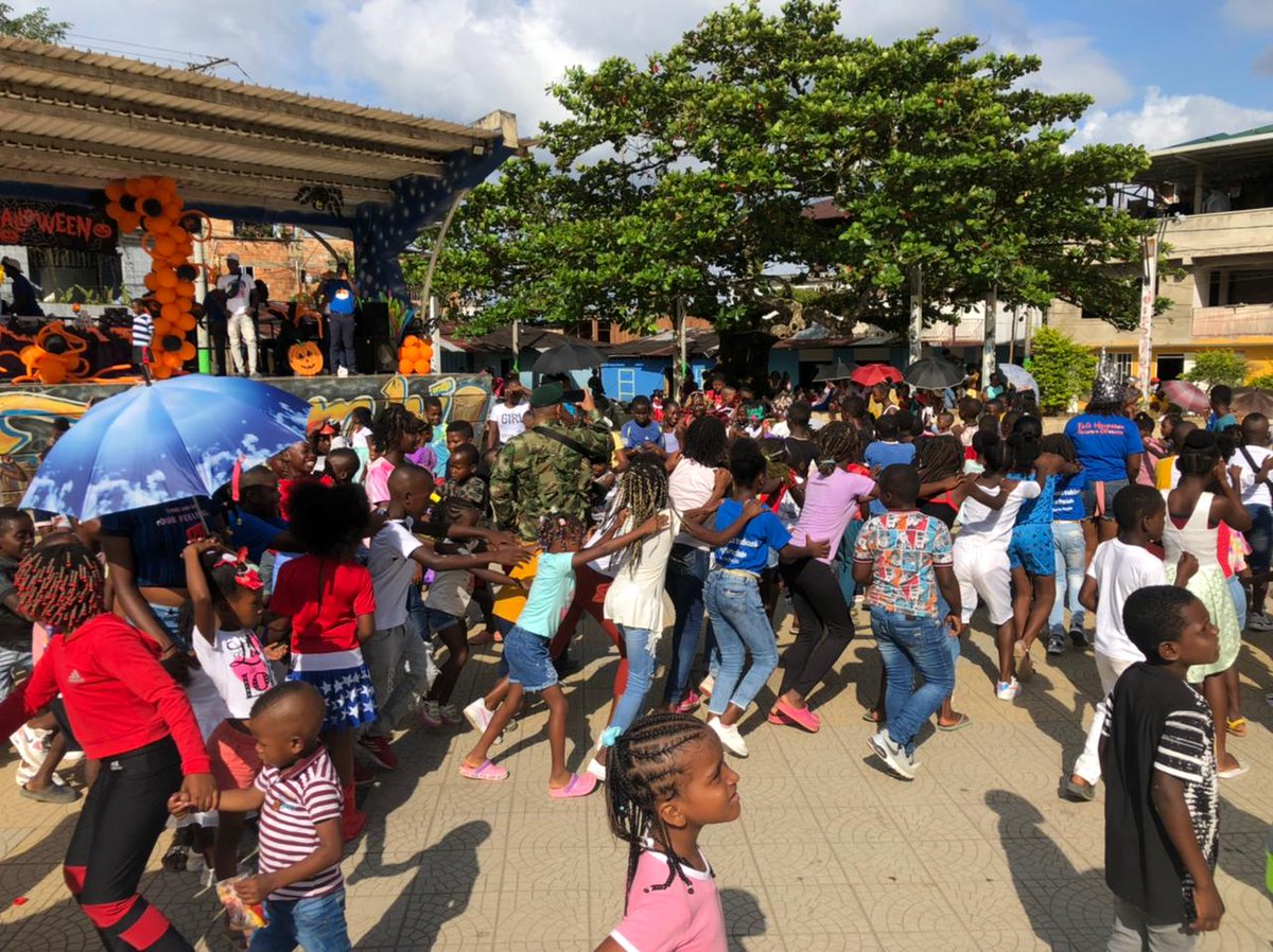 FuerzaFtc's tweet photo. #AEstaHora en el Corregimiento de Bocas de Telembí Municipio de Roberto Payàn #Nariño nuestros soldados del Batallón de despliegue rápido N°6 realizan actividades lúdico recreativas a los niños y niñas del sector en el #DiaDelDulce
#FelizHalloween
#LaVictoriaEsDeTodos https://t.co/WEynZ5Dyq7