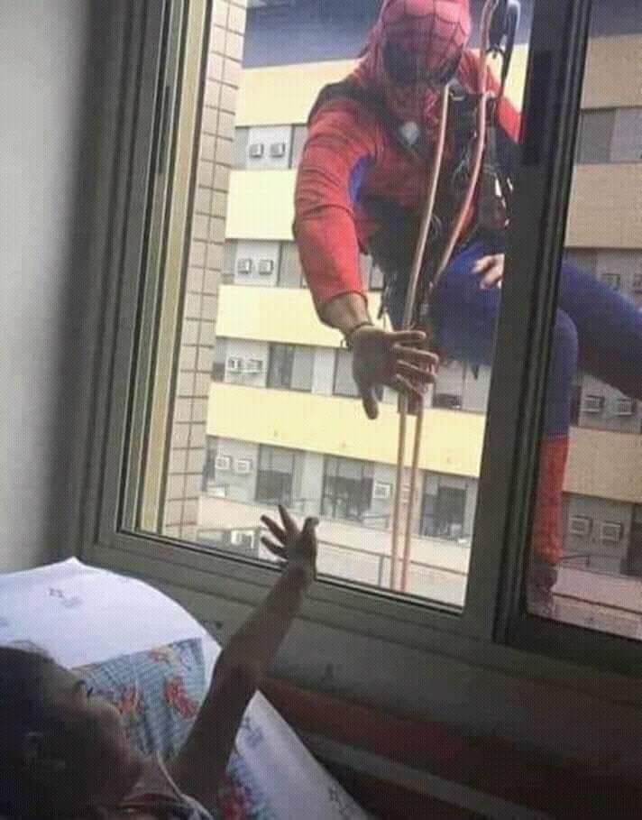 coachamaya's tweet photo. La proxima vez que te digan "los heroes no existen"...vos pasale esta foto del limpiavidrios del Hospital Garrahan. https://t.co/PHyRDFmc5K