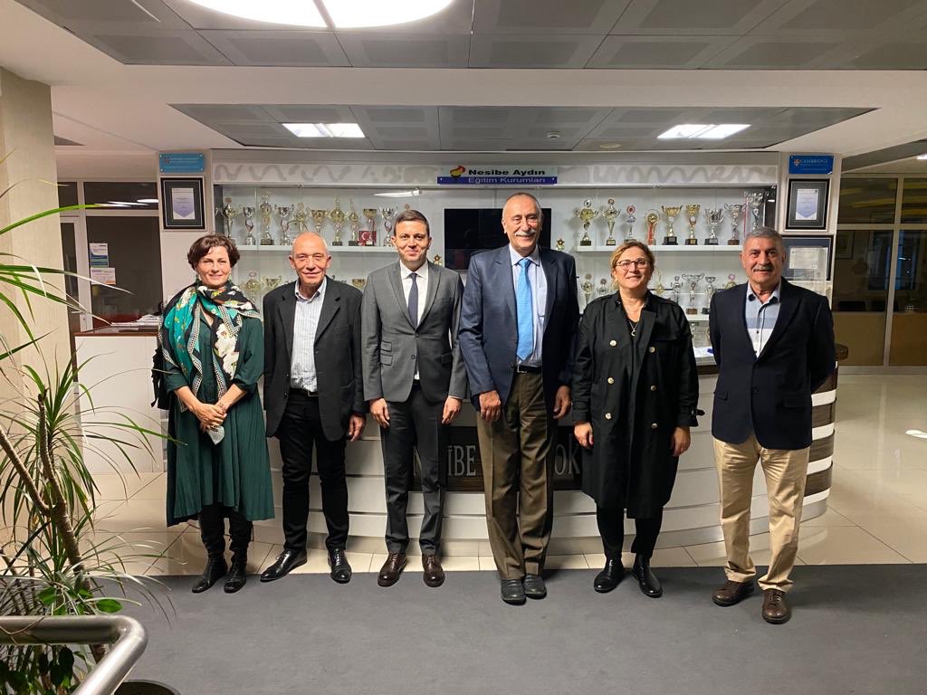 Ankara’da günün son ziyaretini Nesibe Aydın Basketbol Kulübüne yaptık. Misafirperverliklerinden ötürü Sayın Mirkan Aydın ve Sayın Ali Kavaklıoğlu’na teşekkür ederiz 
<a href="/NA_Basketbol/">Nesibe Aydın Spor Kulübü</a> #oyunudeğiştir 🏀