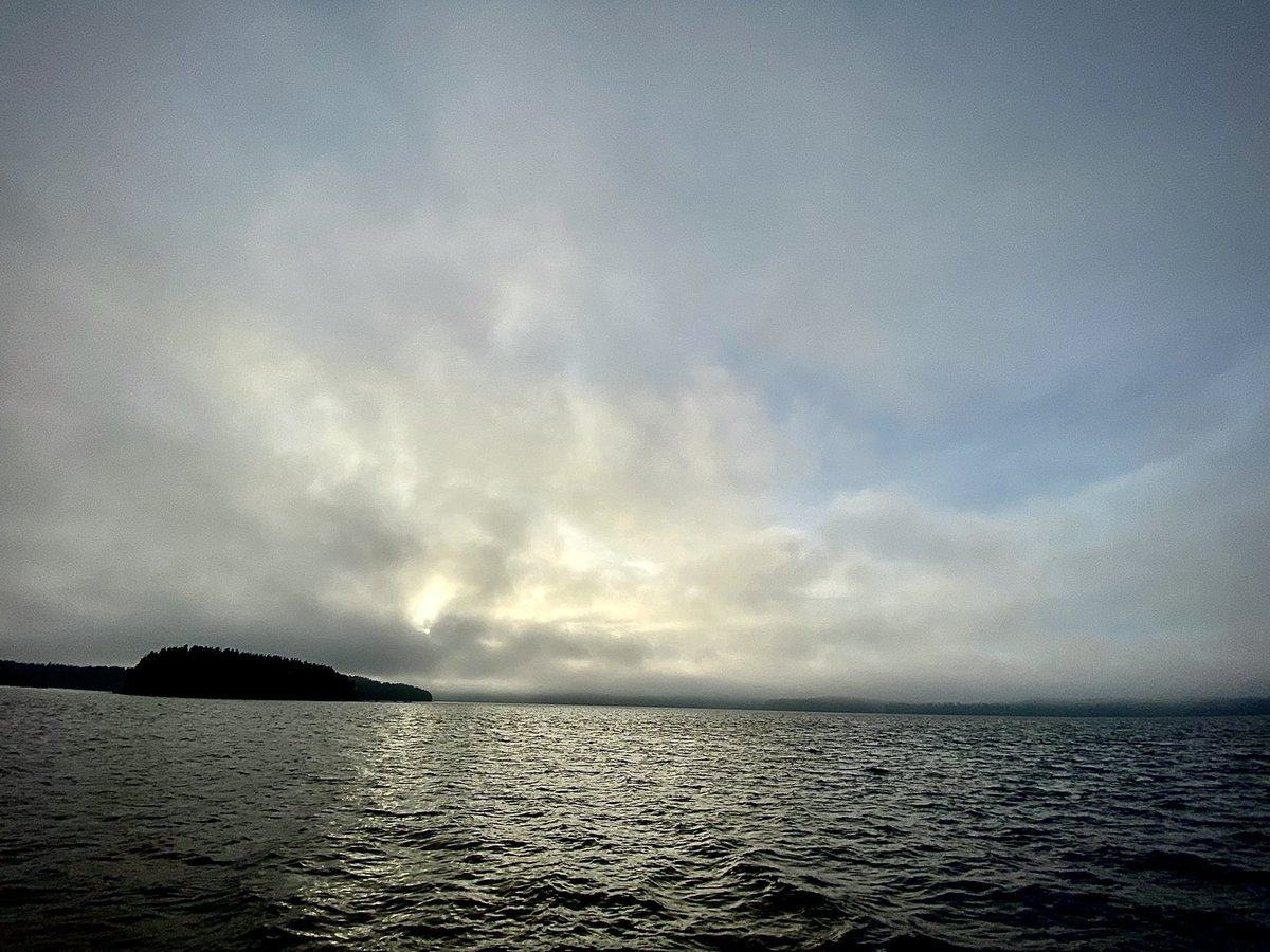 YrjoAho's tweet photo. Pitkien vapaiden ensimmäinen duuni. Vene talvihuoltoon. Ensi vuonna olkoon kausi pidempi. Vastaan tuli @EKpelastus #alus . Näky kevensi mieltä. #Saimaa #Imatra #Saimaankaupunki @FinnboatFi #Fasterboats https://t.co/nwOwWIUHV1