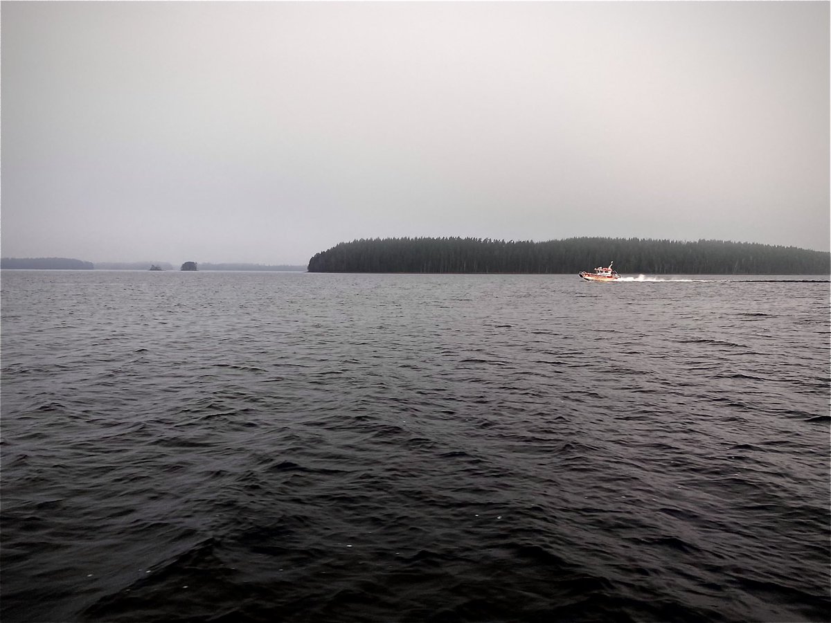 YrjoAho's tweet photo. Pitkien vapaiden ensimmäinen duuni. Vene talvihuoltoon. Ensi vuonna olkoon kausi pidempi. Vastaan tuli @EKpelastus #alus . Näky kevensi mieltä. #Saimaa #Imatra #Saimaankaupunki @FinnboatFi #Fasterboats https://t.co/nwOwWIUHV1