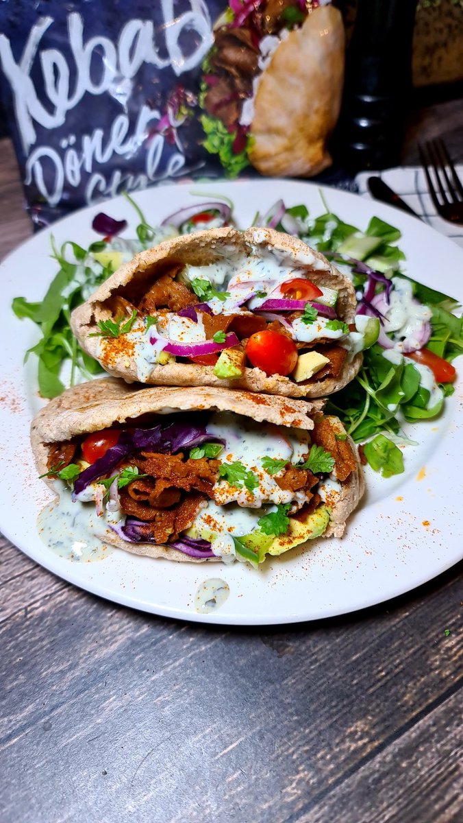 Aaronvegan's tweet photo. Oumph! Kebab Döner Style.
I've been looking forward to trying this kebab 'meat' as I love everything @eat_oumph does. Perfect texture & full of flavour. It's a winner!
In a seeded pita with green pepper, tomato, onion, avocado, coriander, red cabbage & mint yoghurt sauce #vegan https://t.co/20kKyFqFtL