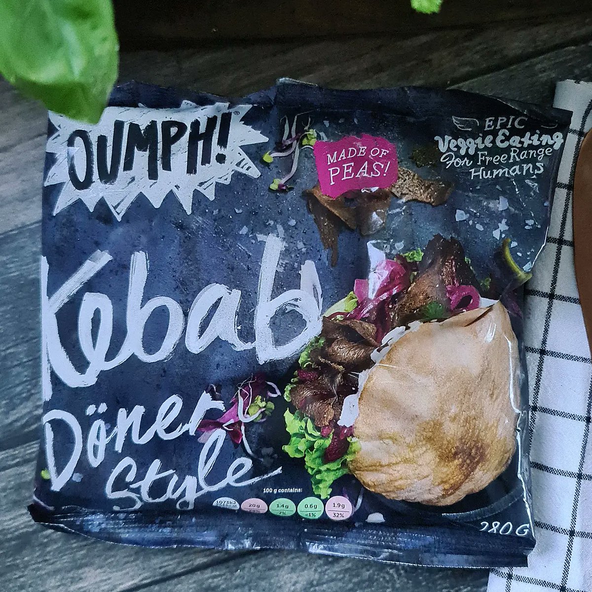 Aaronvegan's tweet photo. Oumph! Kebab Döner Style.
I've been looking forward to trying this kebab 'meat' as I love everything @eat_oumph does. Perfect texture & full of flavour. It's a winner!
In a seeded pita with green pepper, tomato, onion, avocado, coriander, red cabbage & mint yoghurt sauce #vegan https://t.co/20kKyFqFtL