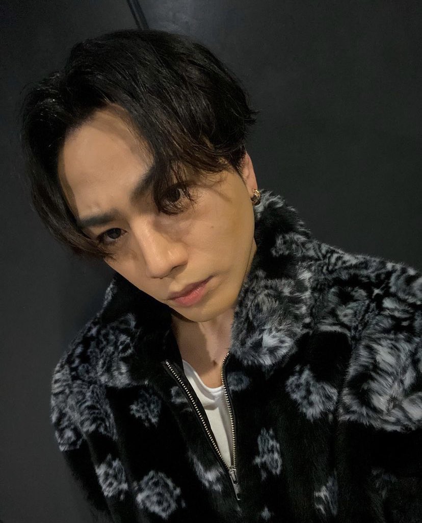 hrom_rr_'s tweet photo. 😭😭😭😭😭😭😭😭😭😭 知らないうちに爆弾落とされてた https://t.co/of5evr2XOg