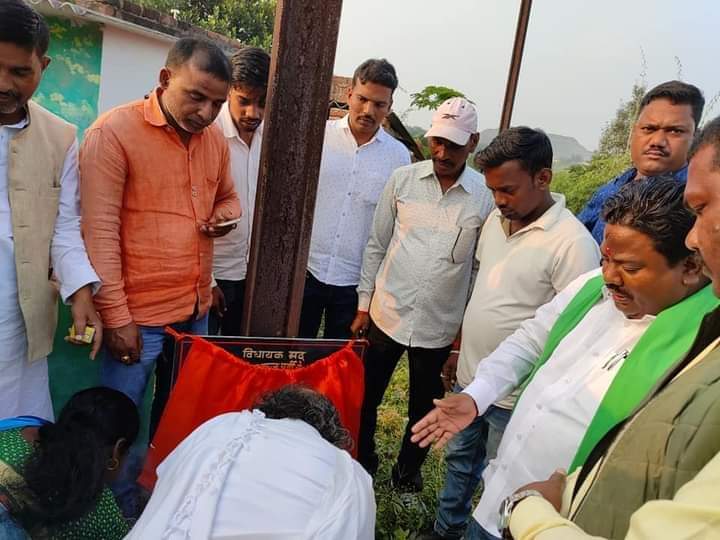 JPB_Patel's tweet photo. मांडू प्रखंड अंतर्गत कुजू पूर्वी पंचायत के विभिन्न क्षेत्रों में विधायक मद से बनने वाली पी सी सी पथ एवं यात्री शेड का शिलान्यास किया।

मौके पर स्थानीय ग्रामीणों से मिलकर उनका कुशलक्षेम जाना। https://t.co/uUxETwd6qc