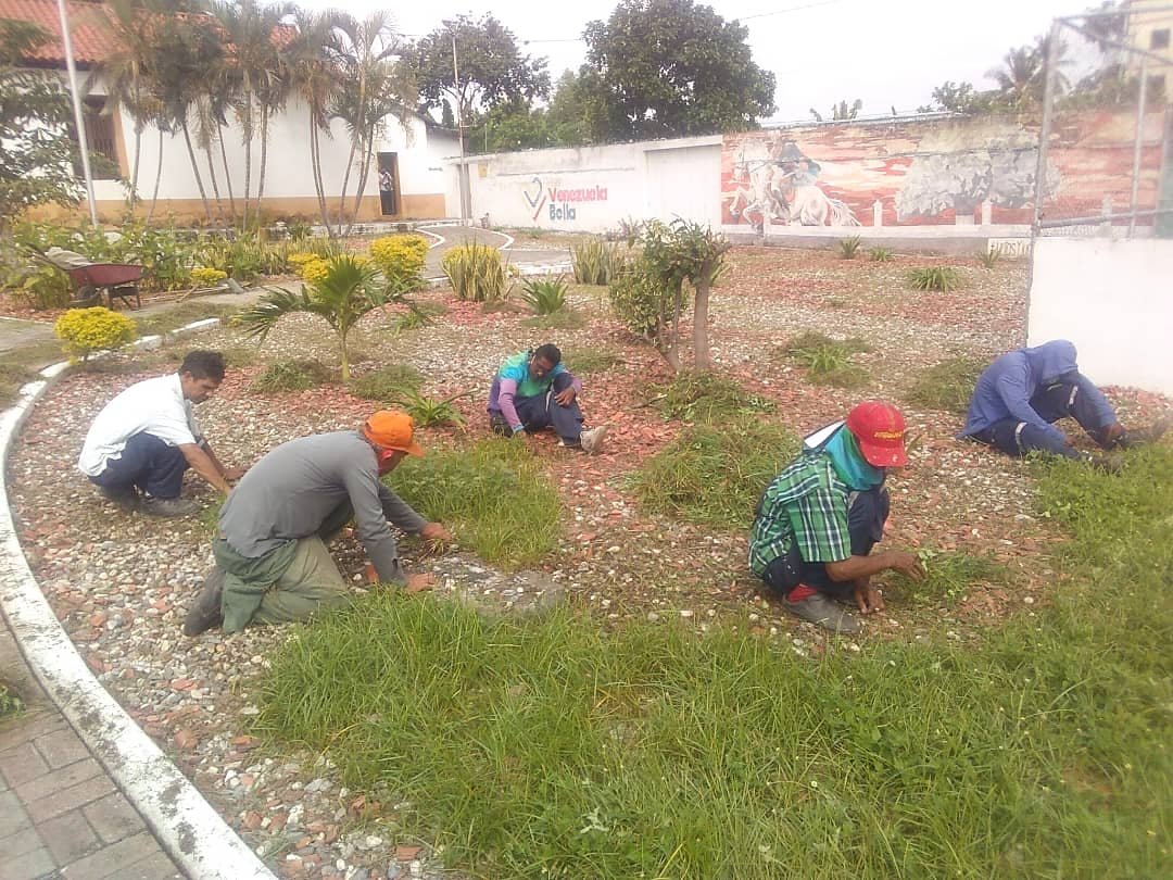 #1Nov | La Alcaldesa Mirna Vies continúa los trabajos de Limpieza, Desmalezamiento y Mantenimiento del Parque Ezequiel Bujanda, Parroquia Cabudare, a través de IMFRAVIHPAL. #JuntosYJuntasEsMásSencillo