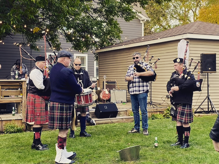 ChiHighlanders's tweet photo. This past Saturday, a few of our members got together to play for a neighborhood Halloween block party. We had a wonderful time sharing our craft with many costumed and non-costumed party goers. Hope everyone had a safe and fun Halloween! https://t.co/MIc2ds4Dnx