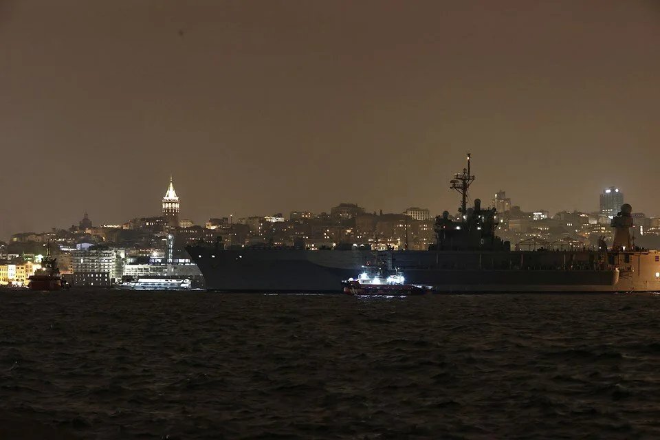 ABD donanmasına ait 'USS Mount Whitney' adlı amfibi komuta kontrol gemisi, Çanakkale Boğazı'nı geçerek İstanbul'a ulaştı.

#abd #ussmountwhitney #çanakkaleboğazı #çanakkale #istanbul #türkiye #ABD #pazartesi #kasım #haber #yarenhaber