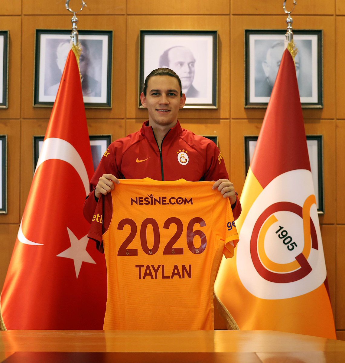 Tantalyali48's tweet photo. Galatasaray benim çocukluk hayalimdi ve hala ilk günkü heyecanımı yaşamaya devam ediyorum. Bu forma altında nice sevinç ve başarılar yaşamak dileğiyle! 💛❤️ https://t.co/CUxBb5ljfv