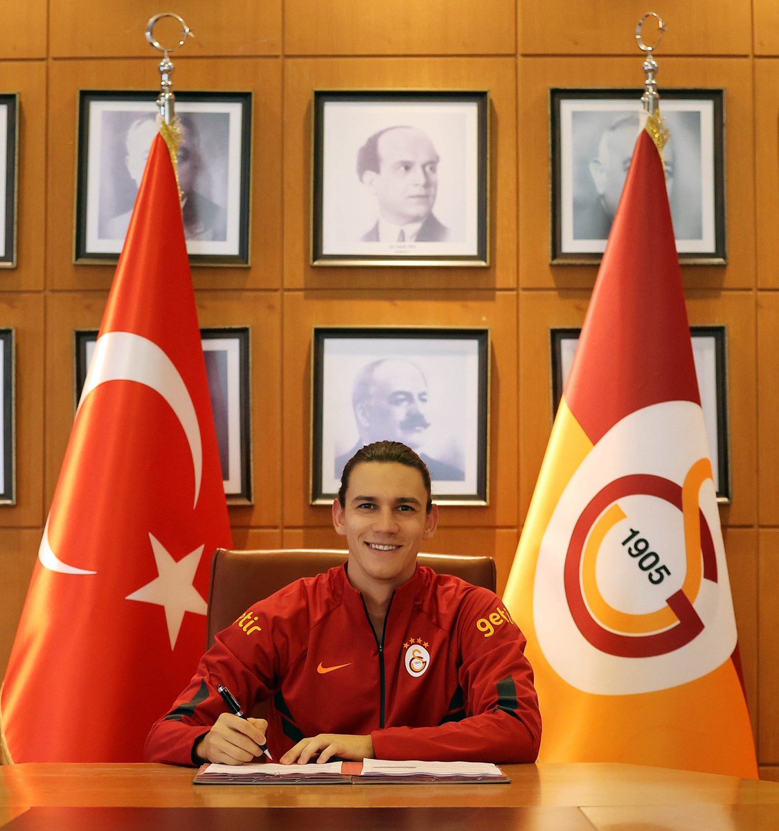 Tantalyali48's tweet photo. Galatasaray benim çocukluk hayalimdi ve hala ilk günkü heyecanımı yaşamaya devam ediyorum. Bu forma altında nice sevinç ve başarılar yaşamak dileğiyle! 💛❤️ https://t.co/CUxBb5ljfv