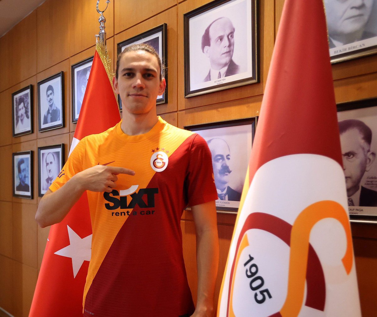 Tantalyali48's tweet photo. Galatasaray benim çocukluk hayalimdi ve hala ilk günkü heyecanımı yaşamaya devam ediyorum. Bu forma altında nice sevinç ve başarılar yaşamak dileğiyle! 💛❤️ https://t.co/CUxBb5ljfv