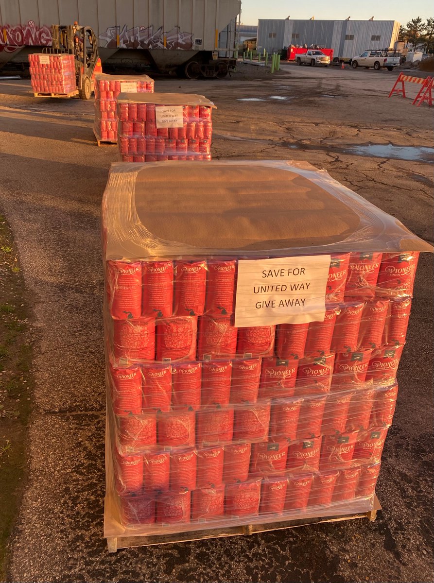 MoreToSugar's tweet photo. #MemberMonday Today @michigansugarco partnered with the United Way of Bay County and Hidden Harvest, a food rescue and redistribution agency based in Saginaw, Michigan, to distribute 24,000 pounds of sugar to ~70 food pantries. #MakingLifeSweeter #RealSugar #MoreToSugar https://t.co/X1ntiTW93e