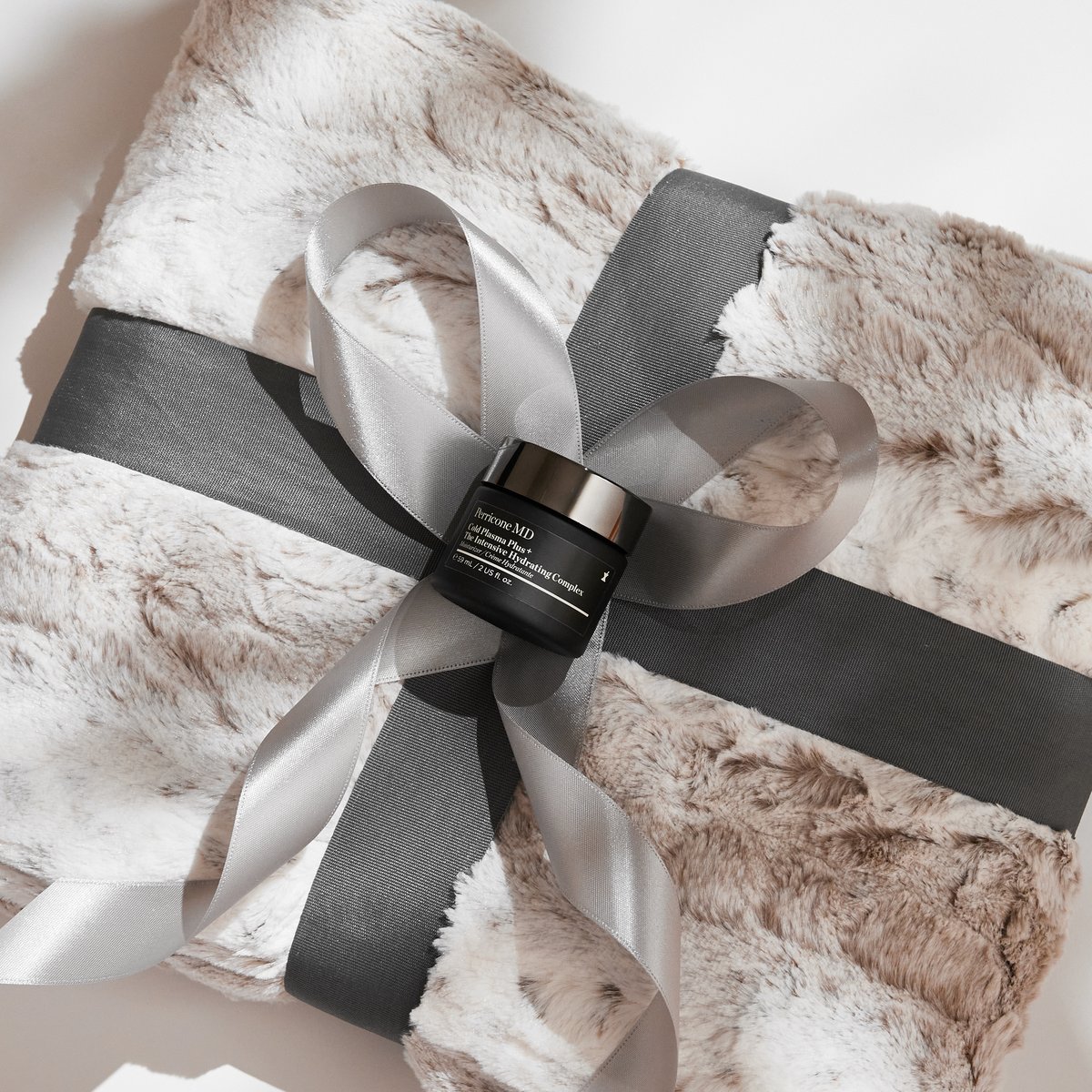 Our holiday sale starts now! Give the gift of self-care &amp; save big on favorites for you.  Use code: HOLIDAY21

🎁 40% off Skincare
🎁 60% off No Makeup Skincare &amp; Supplements

Shop now: bit.ly/3qjmcpD