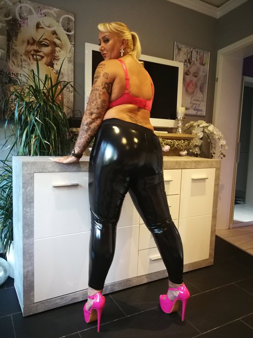 W&uuml;nsche dir einen sch&ouml;nen Abend 🌃 #lack #lackleggings #highheels #plussize #plussizeBeautiful #bh #curvy<a href="/tag/lack"class="tags">#lack</a><a href="/tag/lackleggings"class="tags">#lackleggings</a><a href="/tag/curvy"class="tags"><span>#curvy</span></a><a href="/tag/highheels"class="tags"><span>#highheels</span></a><a href="/tag/bigbooty"class="tags"><span>#bigbooty</span></a><a href="/tag/plussize"class="tags"><span>#plussize</span></a><a href="/tag/bh"class="tags"><span>#bh</span></a><a href="/tag/pl"class="tags"><span>#pl</span></a>