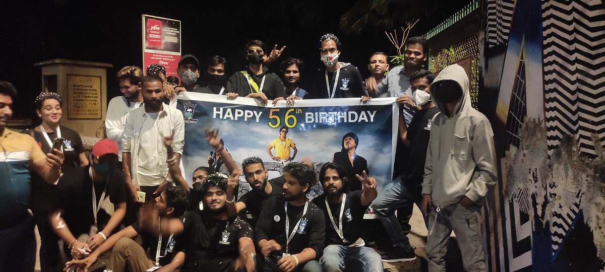 teamsrkfc's tweet photo. Team Members Celebrating SRK'S Birthday at #Mannat 😍❤️

@iamsrk

#HappyBirthdaySRK #ShahRukhKhan #TeamShahRukhKhan https://t.co/ITRYy51NpP