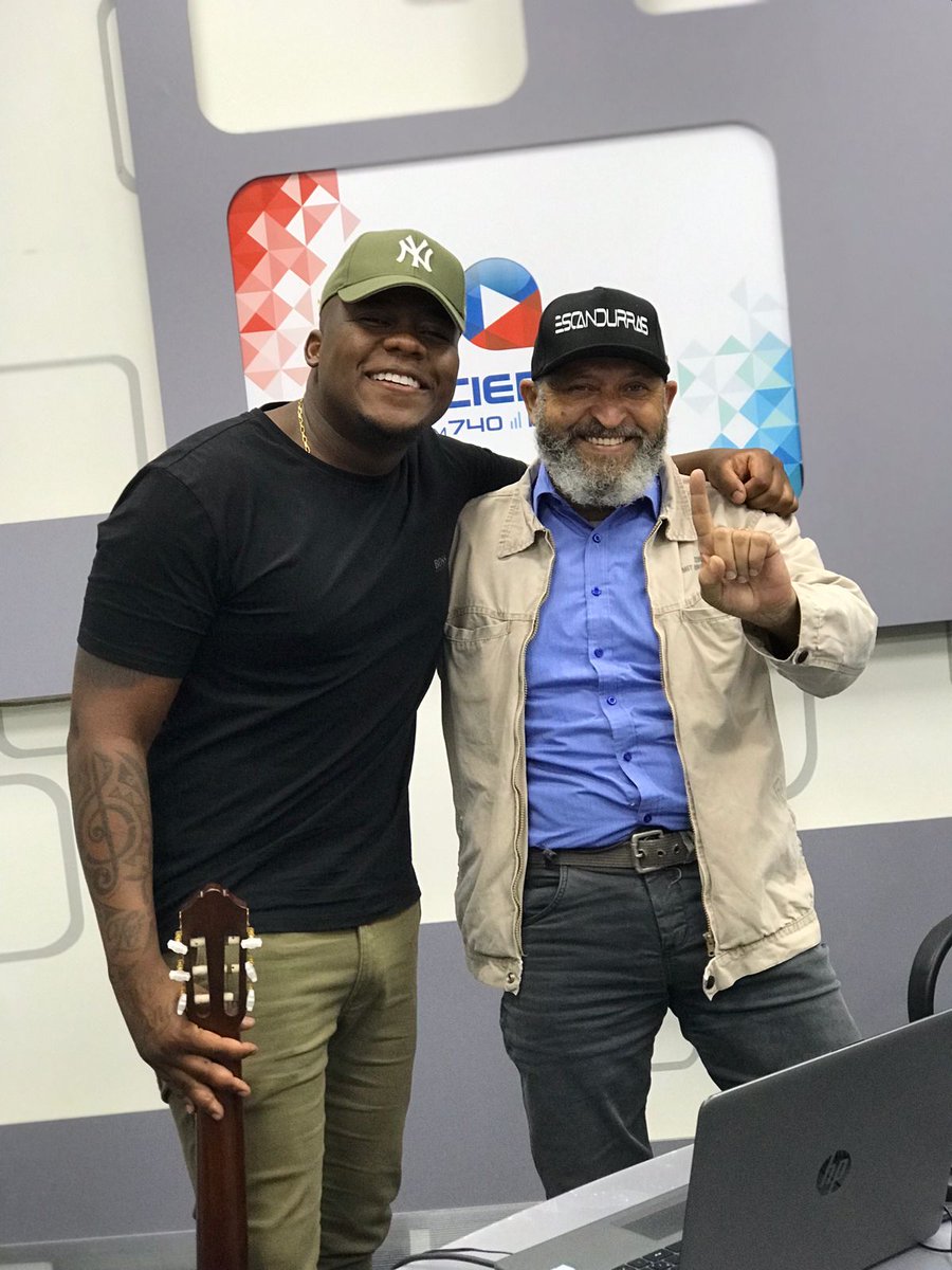 radiosociedade's tweet photo. E no nosso #TBT de hoje relembramos quando o cantor @Escandurras foi recebido no #ShowdaTarde com @MarioTito100 aqui na Sociedade 📻🎧
-
Quem você gostaria de ver como convidado aqui na Rádio Sociedade da Bahia? Comente abaixo 🏆❤ https://t.co/Rb6uUB0Uku