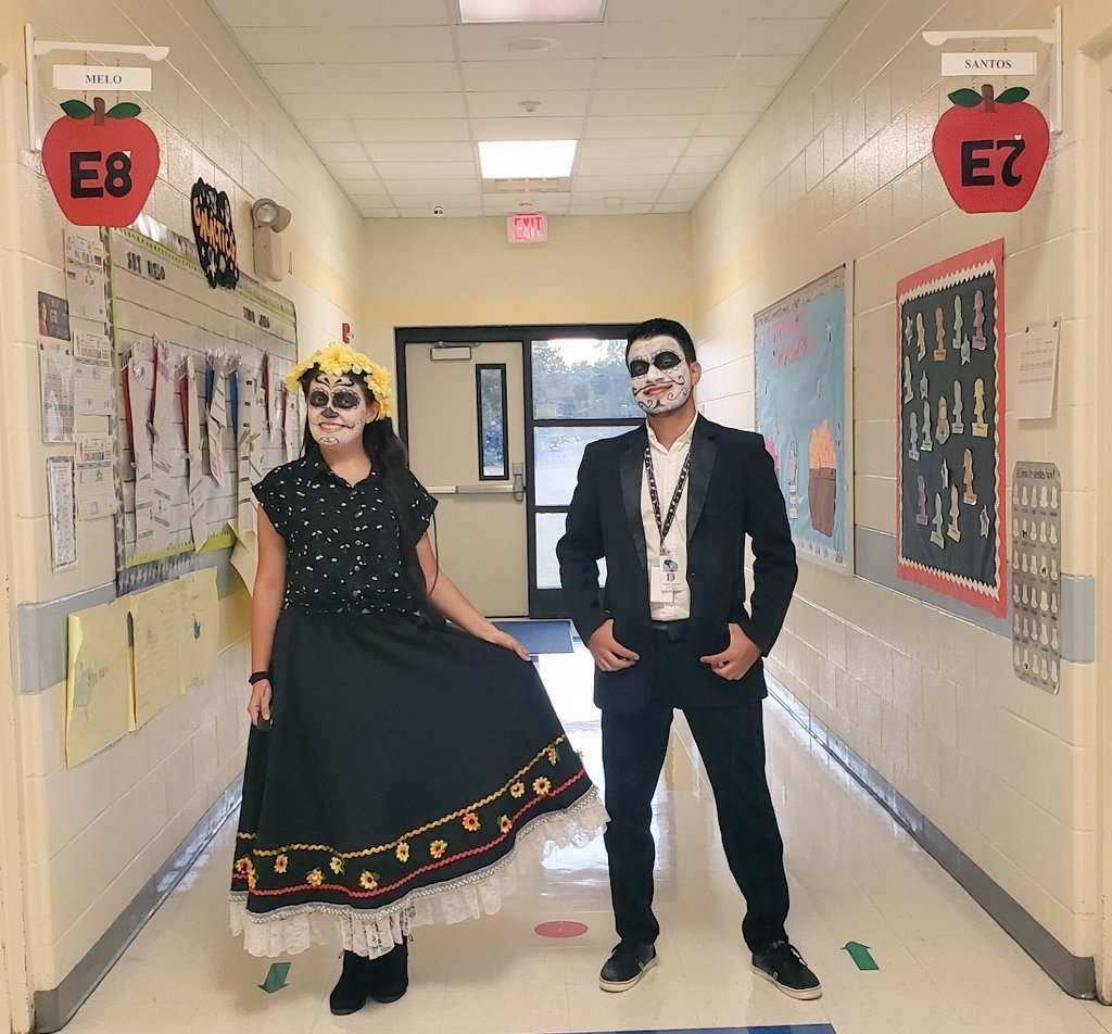 MrfabianSantos's tweet image. Having a great day of learning about the day of the dead. I&apos;m so proud of all my third grade students. #WHOwen #participatelearning
